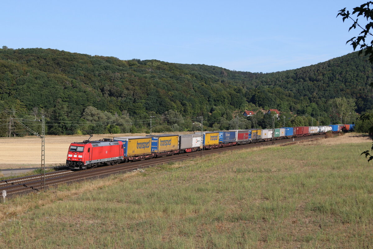 185 384 mit einem  KLV  aus Gem�nden kommend am 7. August 2022 bei Harrbach.