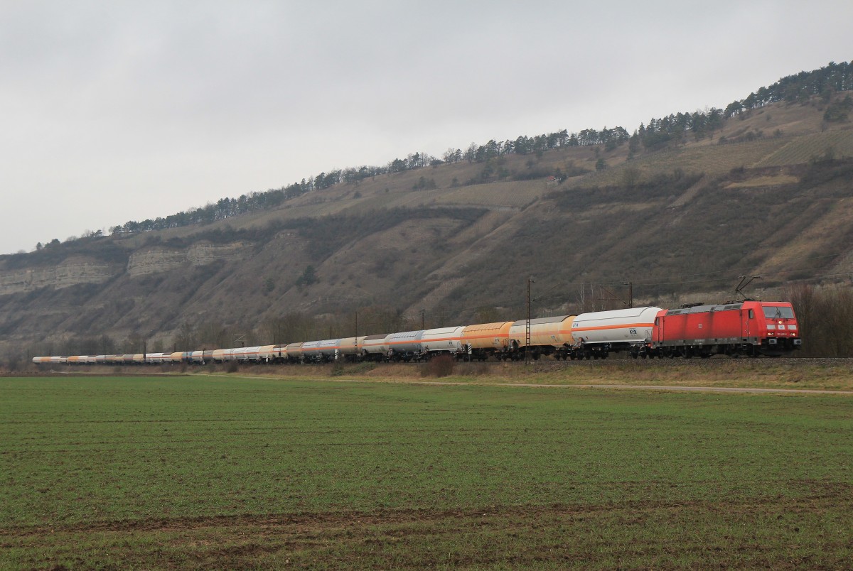185 406-6 mit einem Kesselwagenzug am 20. Februar 2014 bei Th�ngersheim.