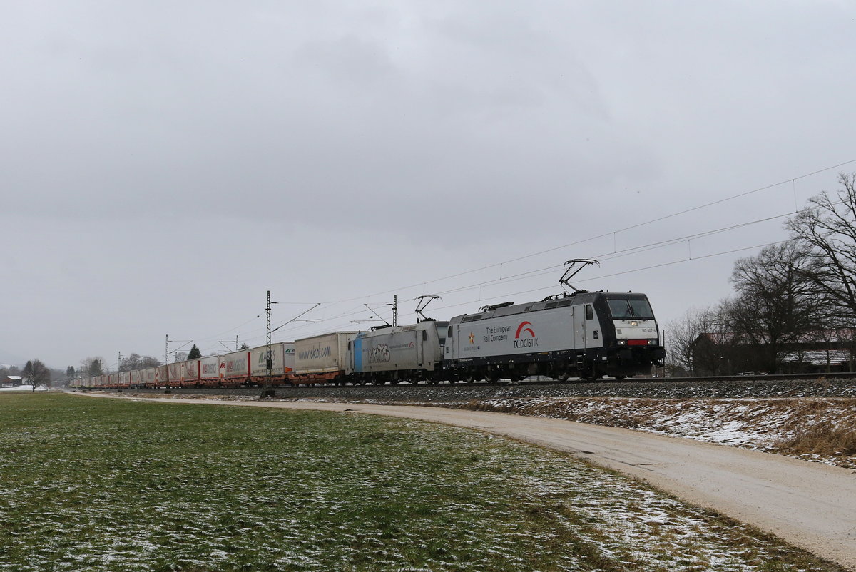 185 407 & 185 684 waren am 5. Februar 2020 bei �bersee am Chiemsee mit dem  Mars-Zug  in Richtung Salzburg unterwegs.