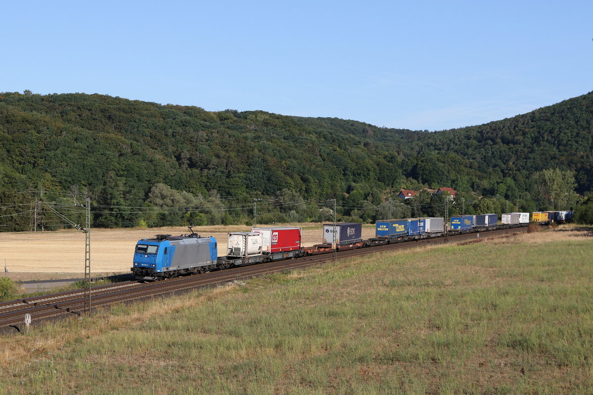 185 521 mit einem  KLV  aus Gem�nden kommend am 7. August 2022 bei Harrbach am Main.
