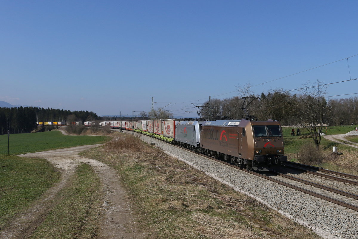 185 538  Pure Gold  und 185 418 auf dem Weg nach Salzburg. Aufgenommen am 18. M�rz 2020 bei Grabenst�tt im Chiemgau.
