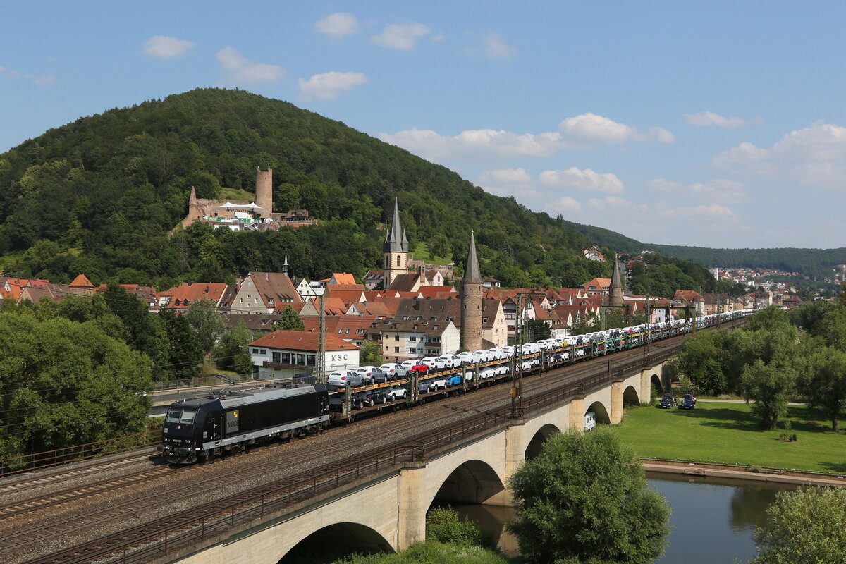 185 545 mit einem Autozug an 23. Juli 2021 bei Gem�nden am Main.