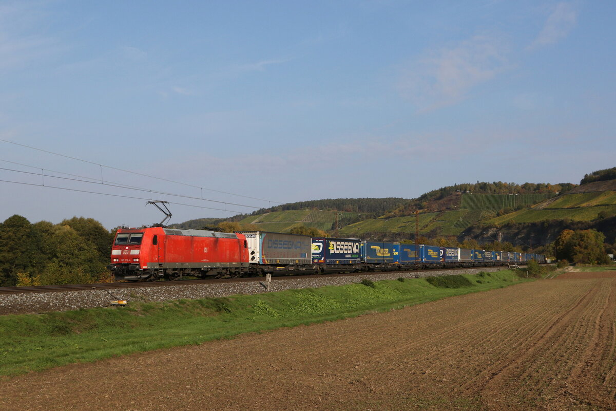 185 572 war am 12. Oktober 2022 mit einem  KLV  bei Himmelstadt in Richtung W�rzburg unterwegs.