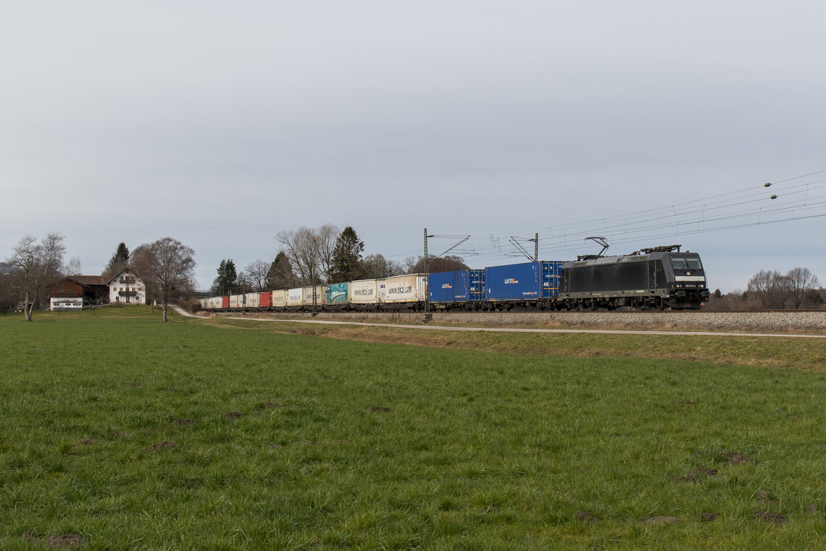 185 573-3 mit dem  Ekol -Zug aus M�nchen kommend am 20. Februar 2016 bei �bersee.