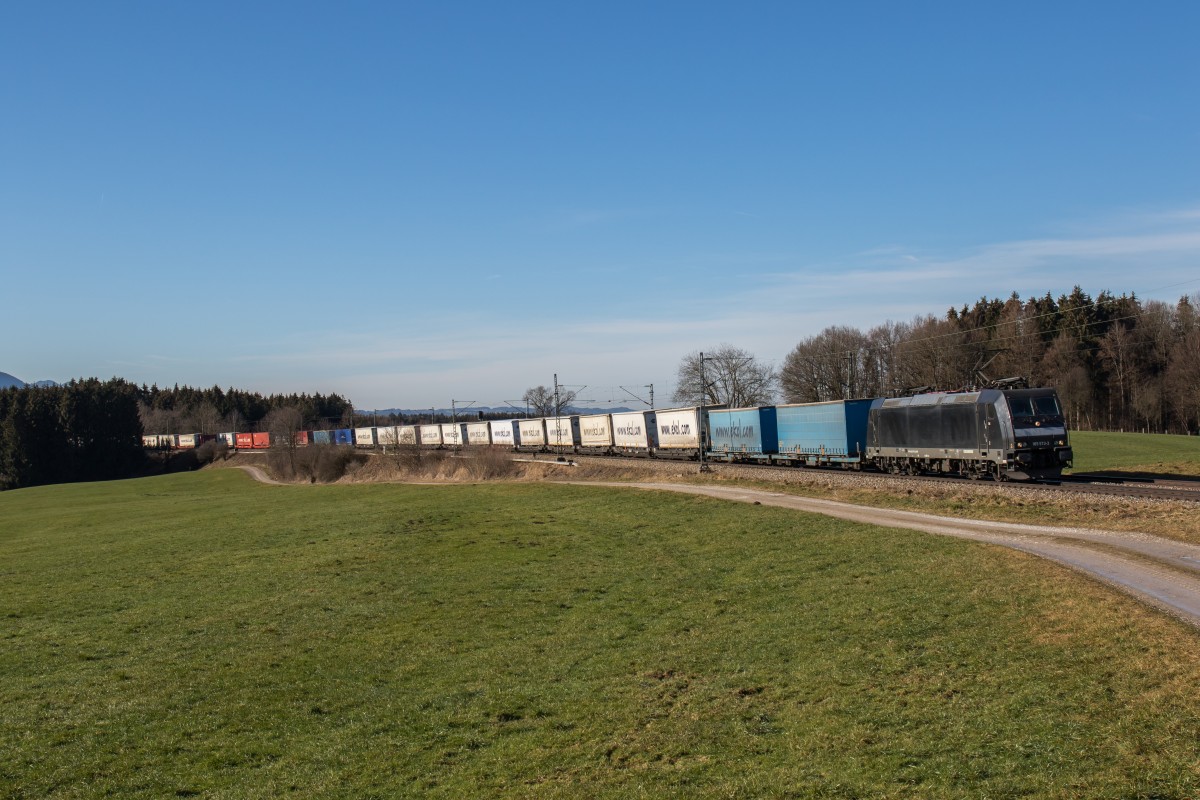 185 573-3 war mit dem  Ekol-Zug  am 30. Januar 2016 bei H�tt in Richtung Salzburg unterwegs.