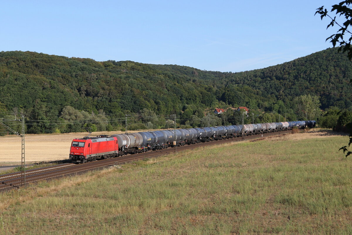 185 631 war am 7. August mit einem Kesselwagenzug bei Harrbach auf dem Weg nach W�rzburg.