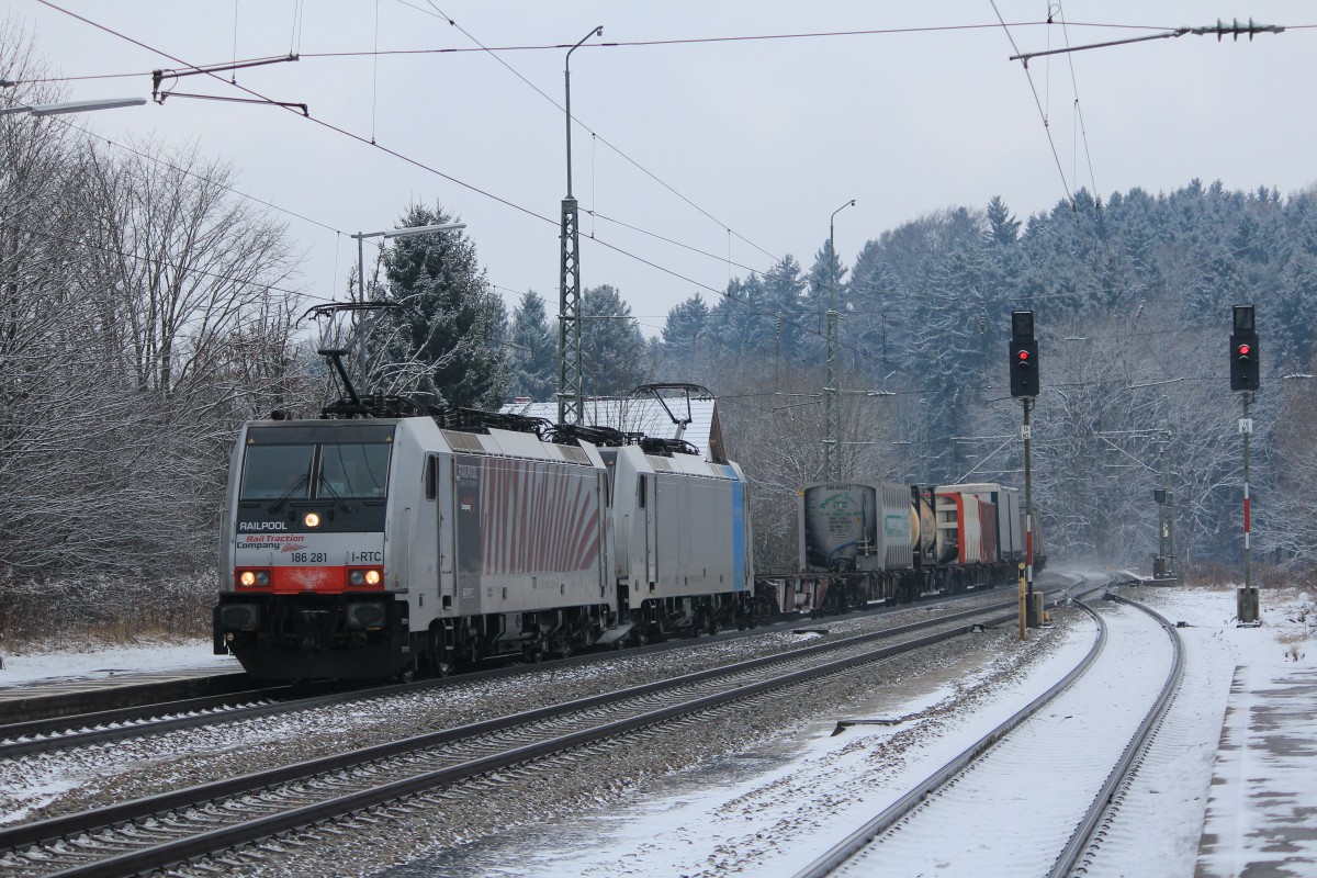 186 281-2 mit einem G�terzug aus M�nchen kommend im Bahnhof von Assling am 21. Januar 2013.