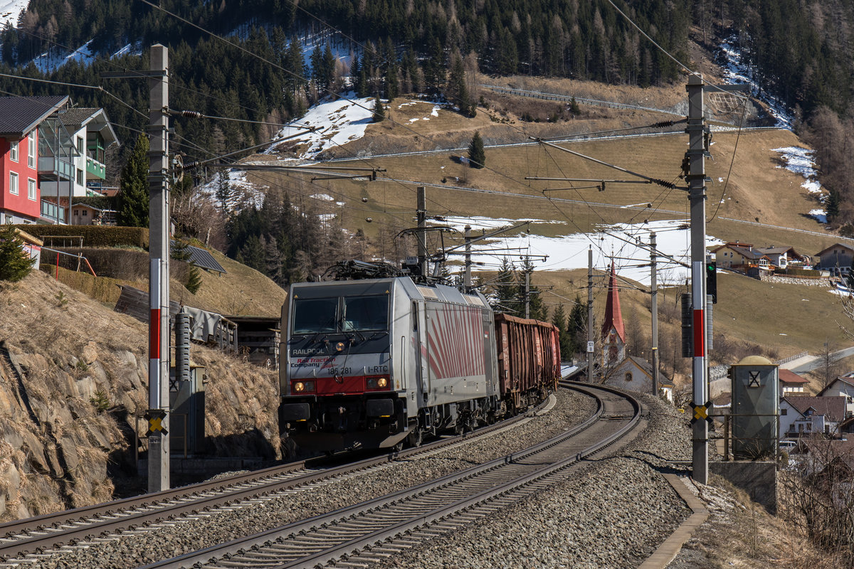186 281 vom Brenner kommend am 19. M�rz 2016 bei St. Jodok.