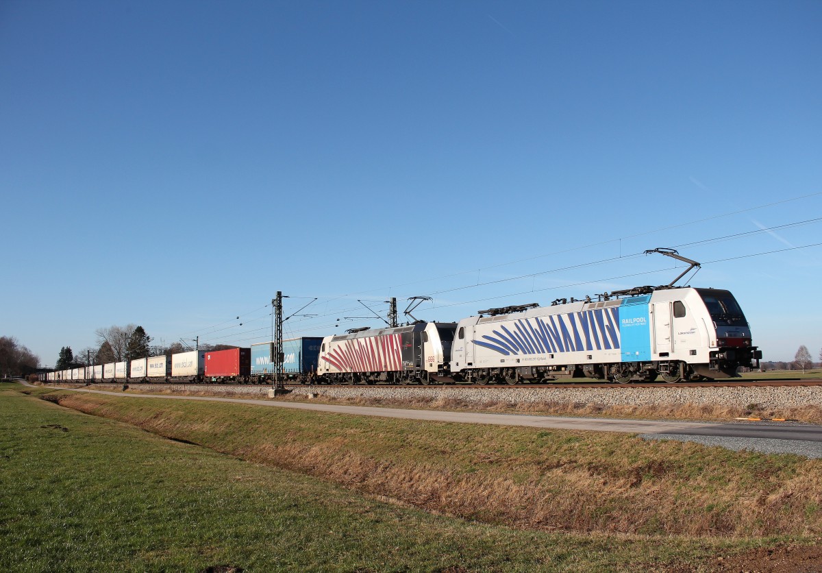 186 287 und 185 666 mit dem  Ekol-Zug  am 23. Dezember 2015 bei �bersee am Chiemsee.
