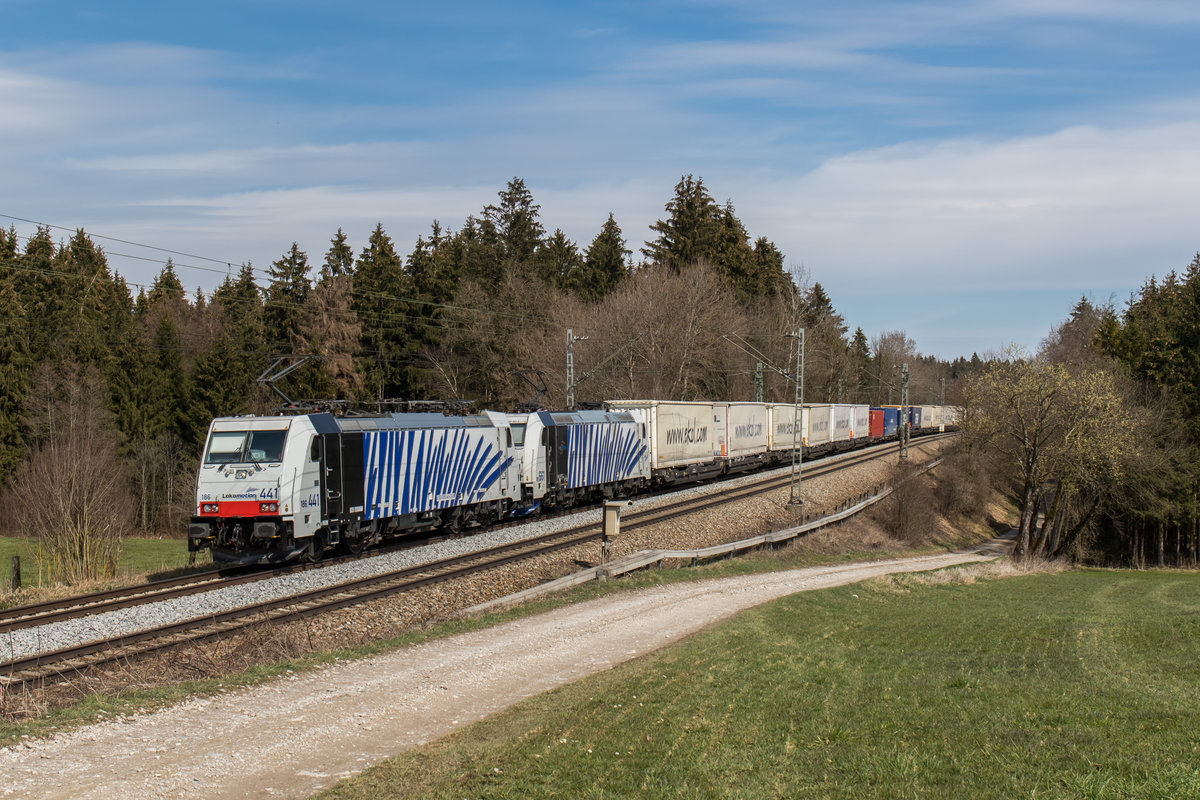 186 441 und 185 661 mit dem  Ekol -Zug am 28. M�rz 2016 bei Sossau.