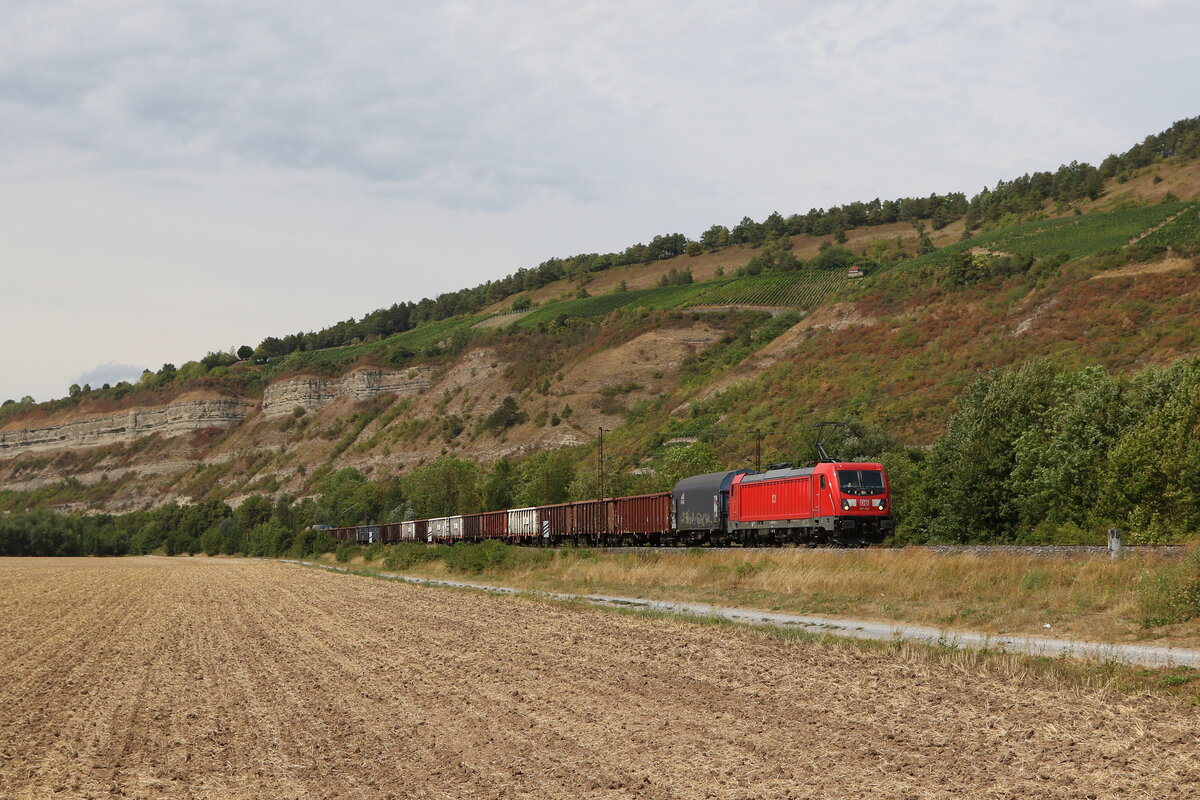 187 200 mit einem gemischten G�terzug aus Gem�nden kommend am 5. August 202 bei Th�ngersheim im Maintal.