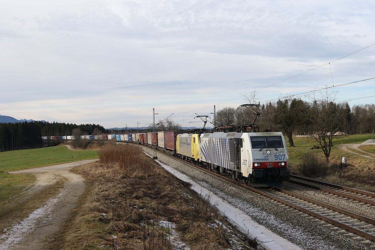 189 907 & 189 903 mit dem  Ekol  aus M�nchen kommend am 3. Januar 2019 bei Grabenst�tt im Chiemgau.