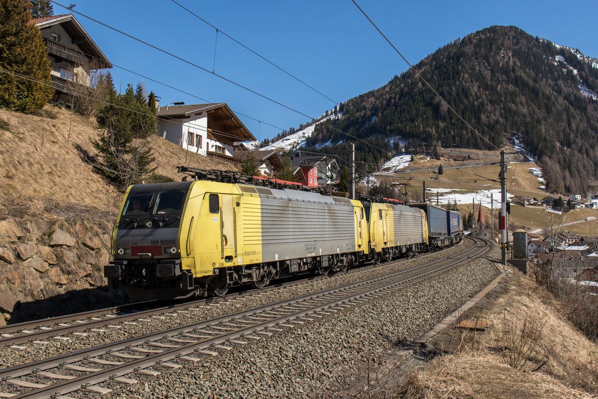 189 909 und 189 995 waren am 19. M�rz 2016 bei St. Jodok vom  Brenner  nach Innsbruck unterwegs.