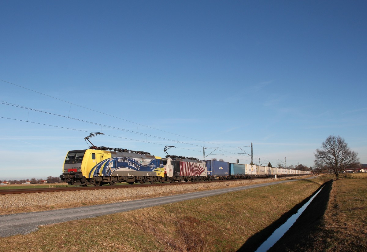 189 912 und 189 905 mit dem  Ekol-Zug  am 28. Dezember 2015 aus Salzburg kommend bei �bersee.