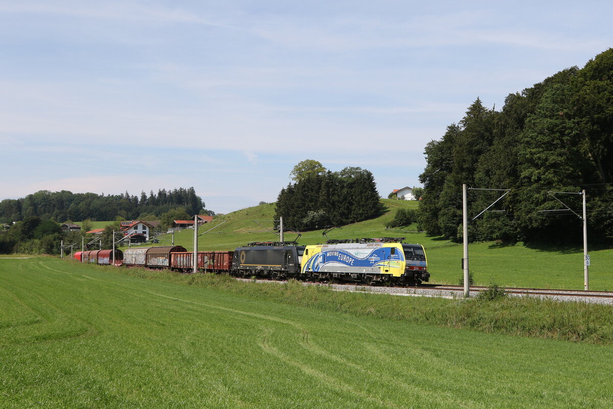 189 912 und 189 909 mit einem gemischten G�terzug aus M�nchen kommend am 7. August 2024 bei Axdorf.