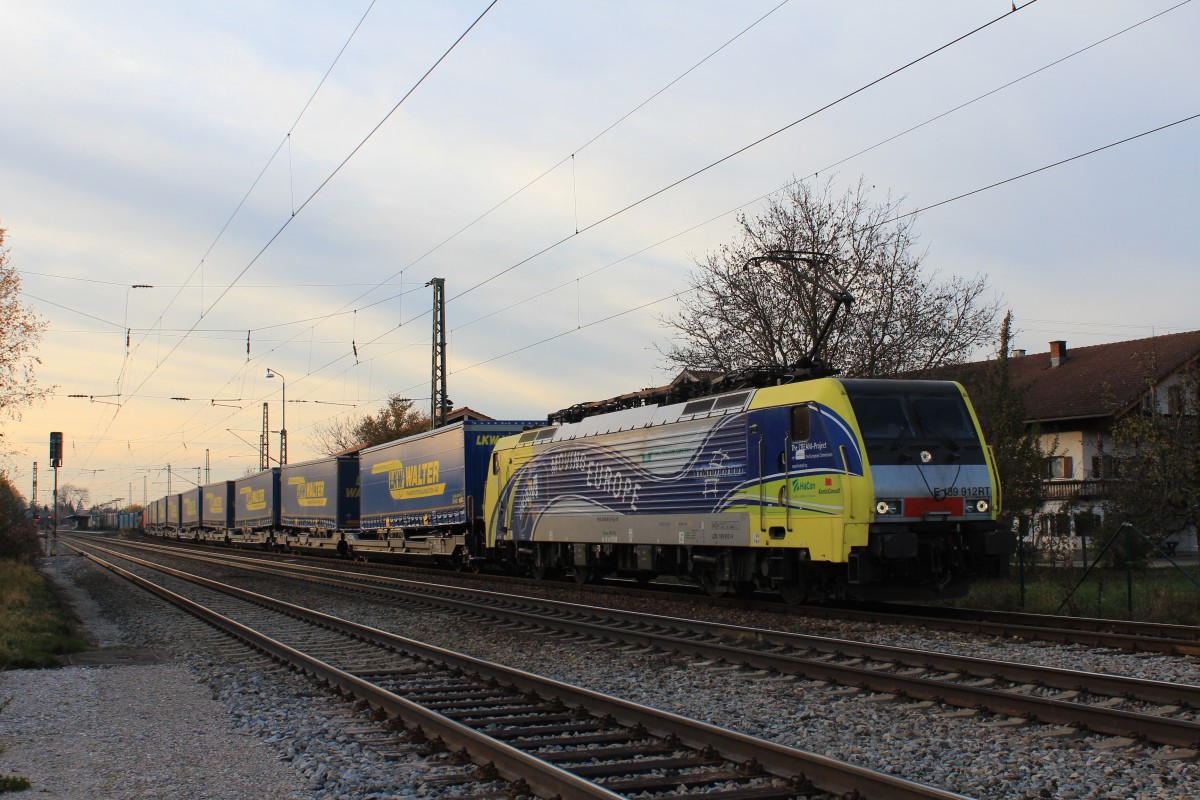 189 912 steht am 9. November 2012 mit dem  Walter-Zug  im Bahnhof von �bersee auf dem Ausweichgleis.