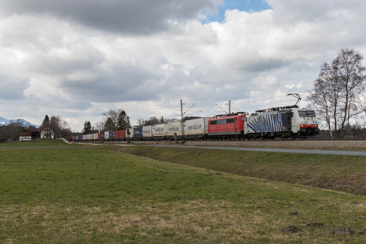 189 914 und 151 060 mit dem  Ekol -Zug am 6. M�rz 2016 bei �bersee.