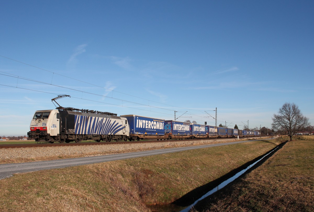 189 914 mit dem  Intercombi-Zug  am 28. Dezember 2015 bei �bersee am Chiemsee.