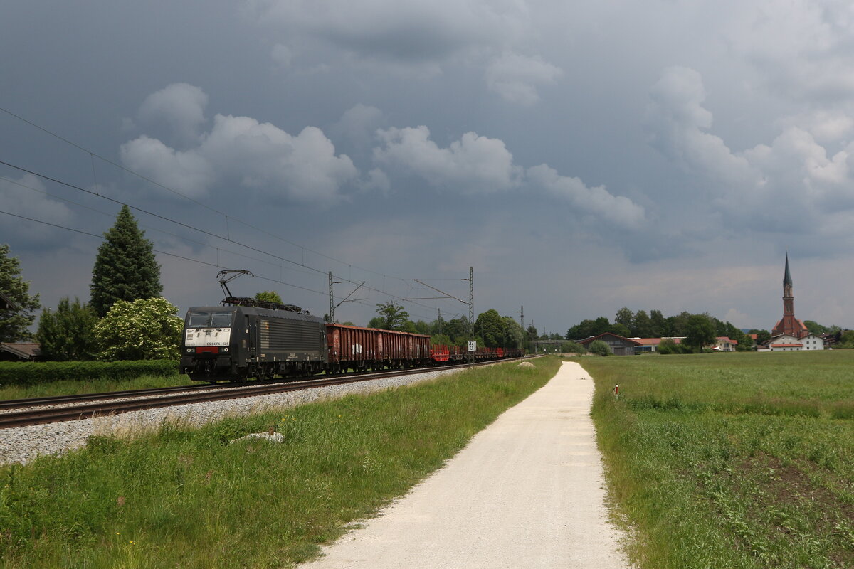 189 924 mit einem Stahlzug vor einer Gewitterfront am 10. Juni 2021 bei �bersee am Chiemsee.