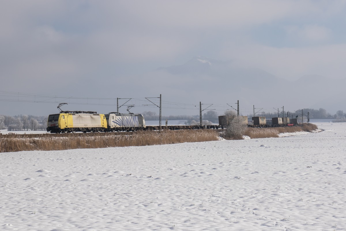 189 926 und 185 663-2 waren am 22. Januar 2016 mit dem  Wenzel-Zug  in Bernau am Chiemsee in Richtung M�nchen unterwegs.