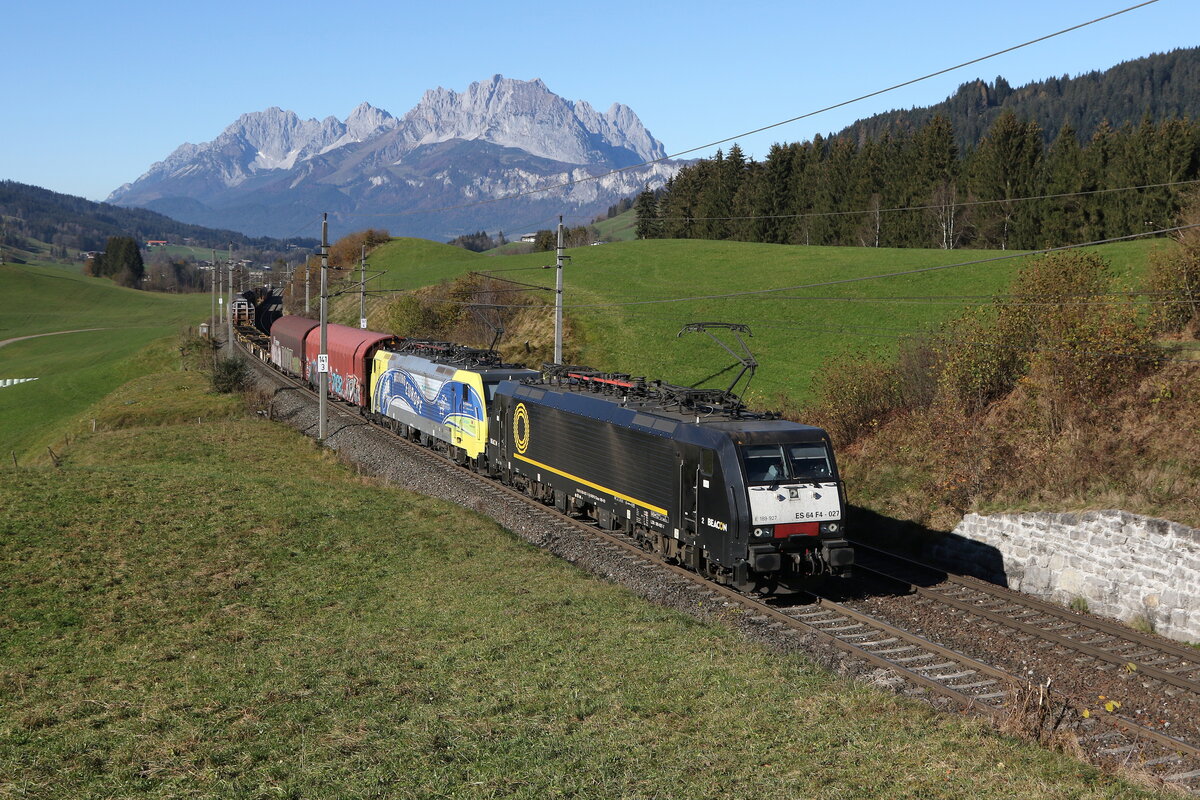 189 927 und 198 912 mit einem gemischten G�terzug aus W�rgl kommend am 4. November 2024 bei Fieberbrunn.