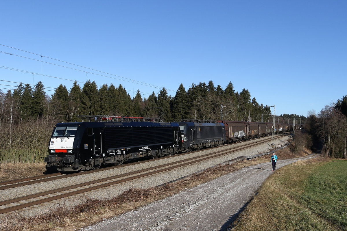 189 931 und 193 654 aus Salzburg kommend am 6. Januar 2020 bei Grabenst�tt.