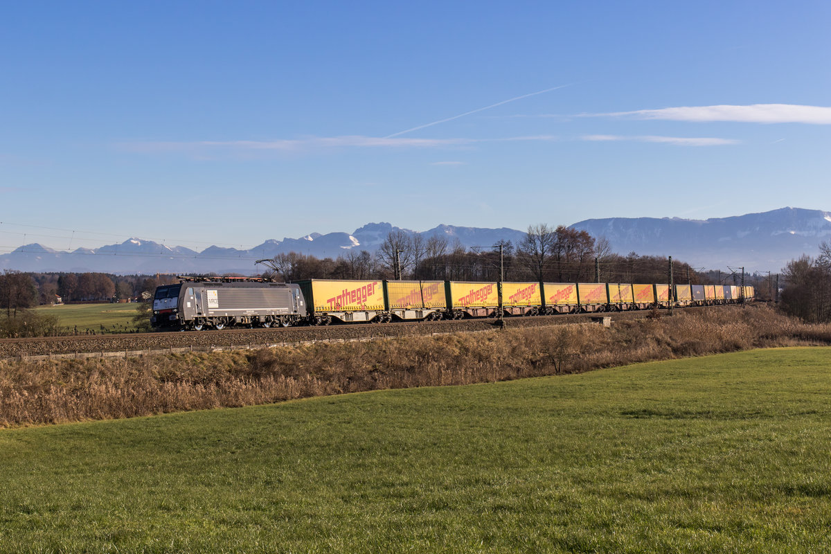 189 934 war mit dem  Nothegger-Zug  am 13. Dezember 2016 bei Rann in Richtung M�nchen unterwegs.
