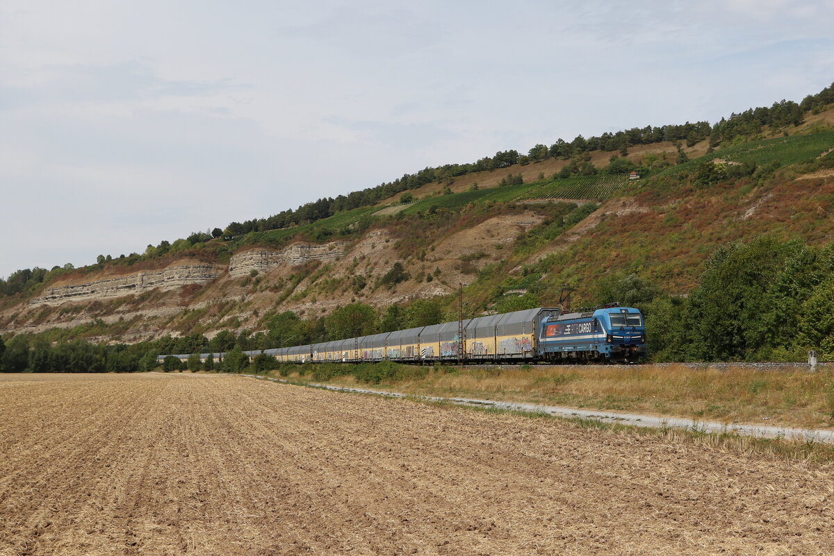 192 015 von  RTB Cargo  war am 5. August 2022 mit einem Autozug bei Th�ngersheim in Richtung W�rzburg unterwegs.