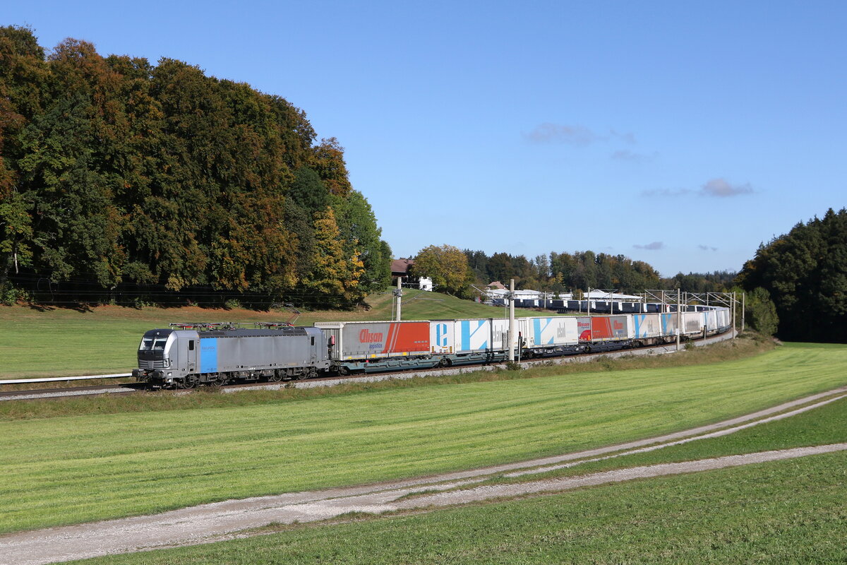 193 116 war mit einem  EKOL-KLV  am 25. Oktober 2023 bei Axdorf in Richtung M�nchen unterwegs.