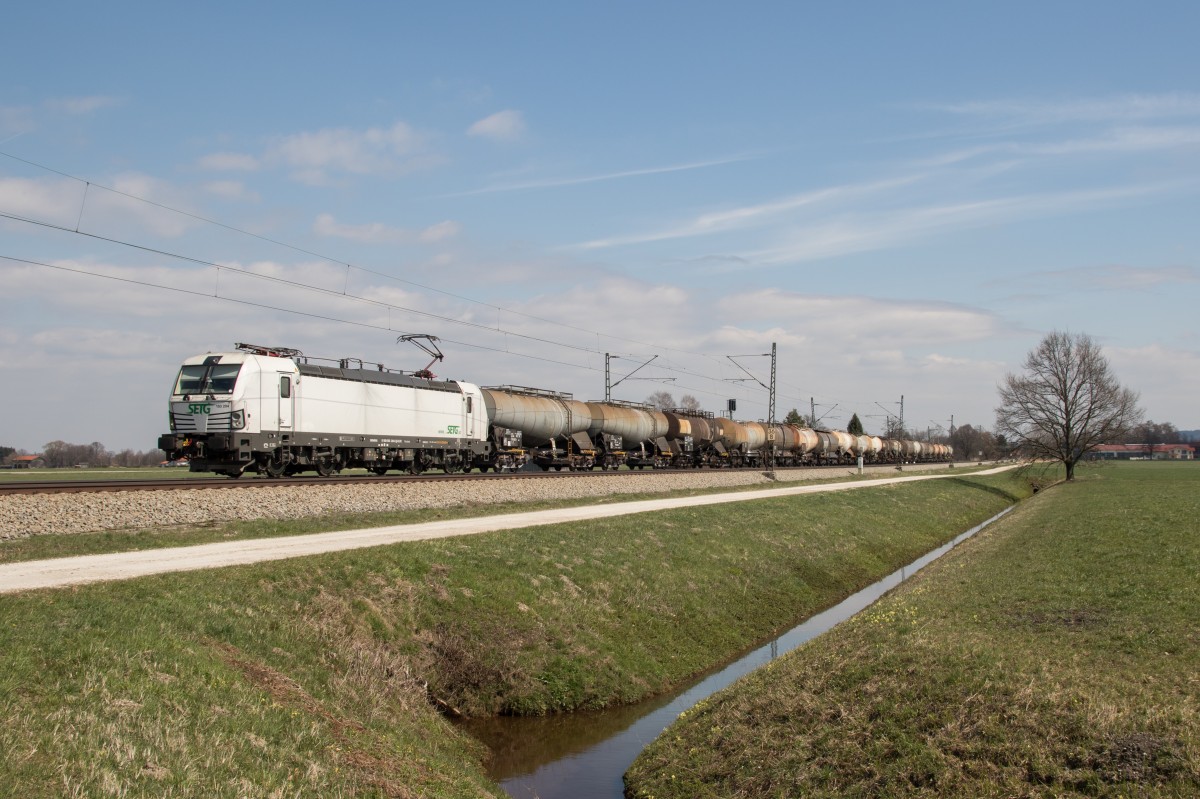 193 204-5 mit einem Knick-Kesselwagenzug aus Salzburg kommend am 8. April 2015 bei �bersee