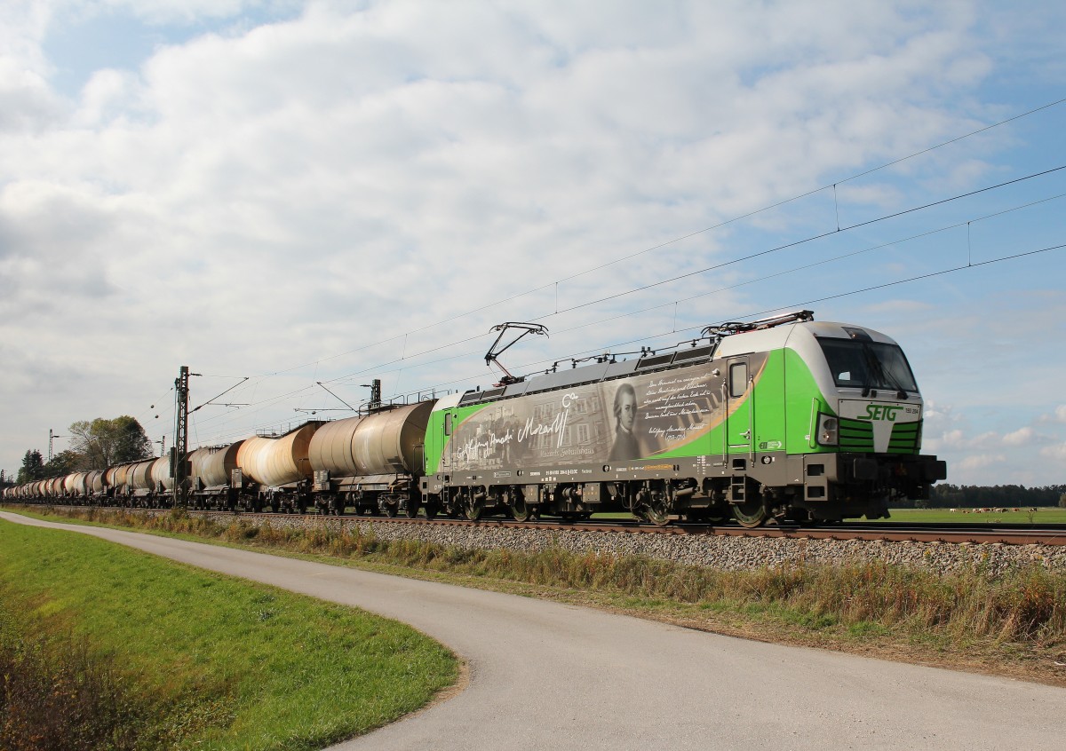193 204-5 war am 9. Oktober 2015 mit einem Kesselwagenzug bei �bersee in Richtung Salzburg unterwegs.
