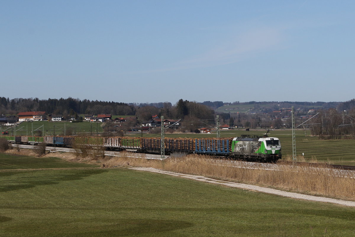 193 204  Mozart  war am 31. M�rz 2021 mit einem Holzzug bei Bernau am Chiemsee in Richtung Salzburg unterwegs.