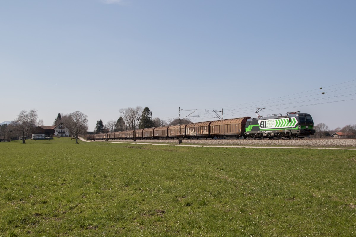 193 208 war am 8. April 2015 mit einem Ganzzug bei �bersee in Richtung Salzburg unterwegs.