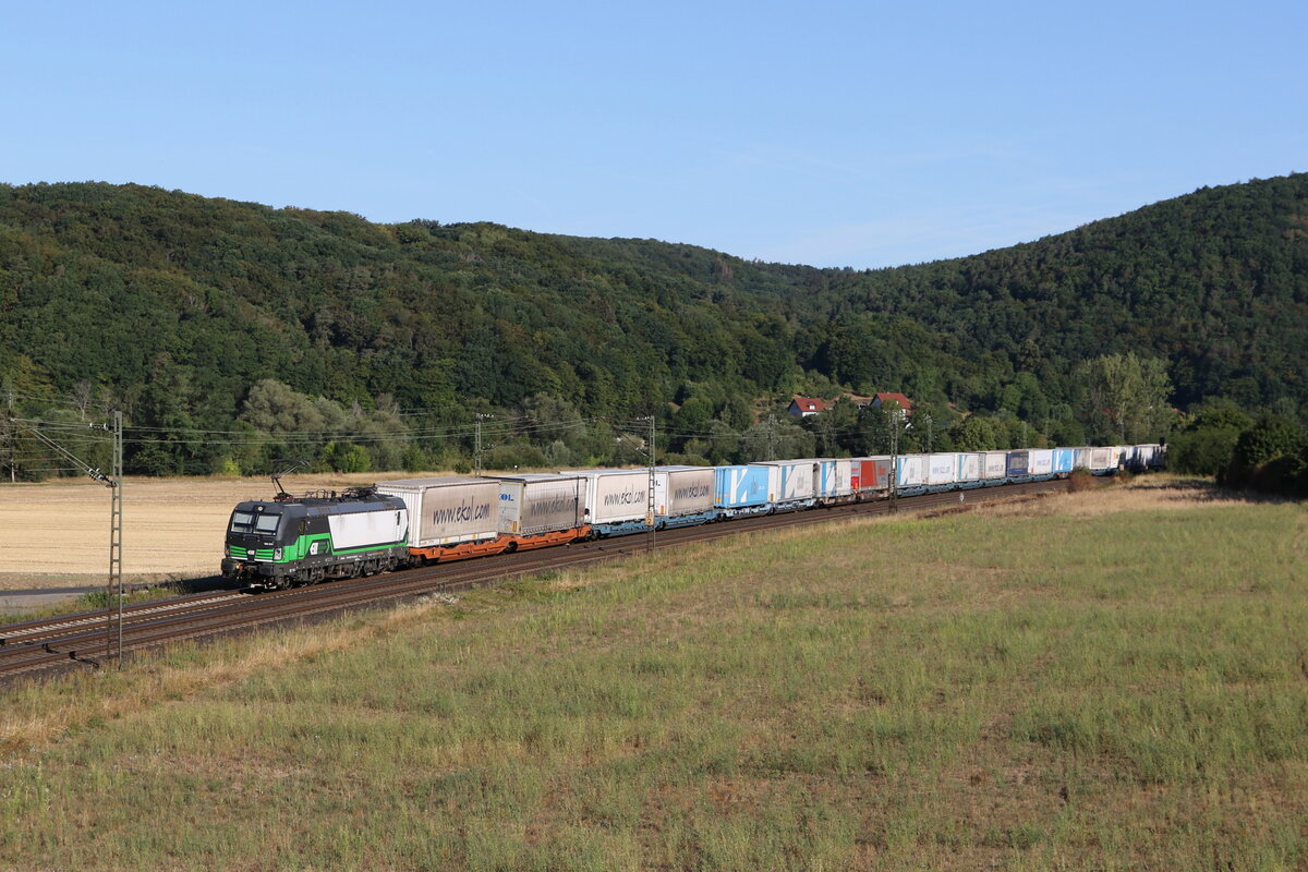 193 217 mit dem  EKOL  aus Gem�nden kommend am 7. August 2022 bei Harrbach am Main.
