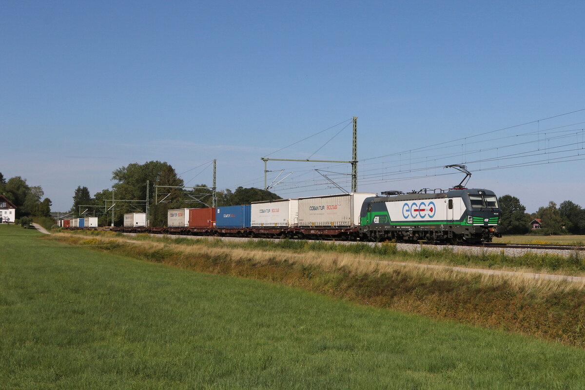 193 225 von  ECCO-Rail  war am 17. August 2022 mit einem  KLV  bei �bersee in Richtung Freilassing unterwegs.