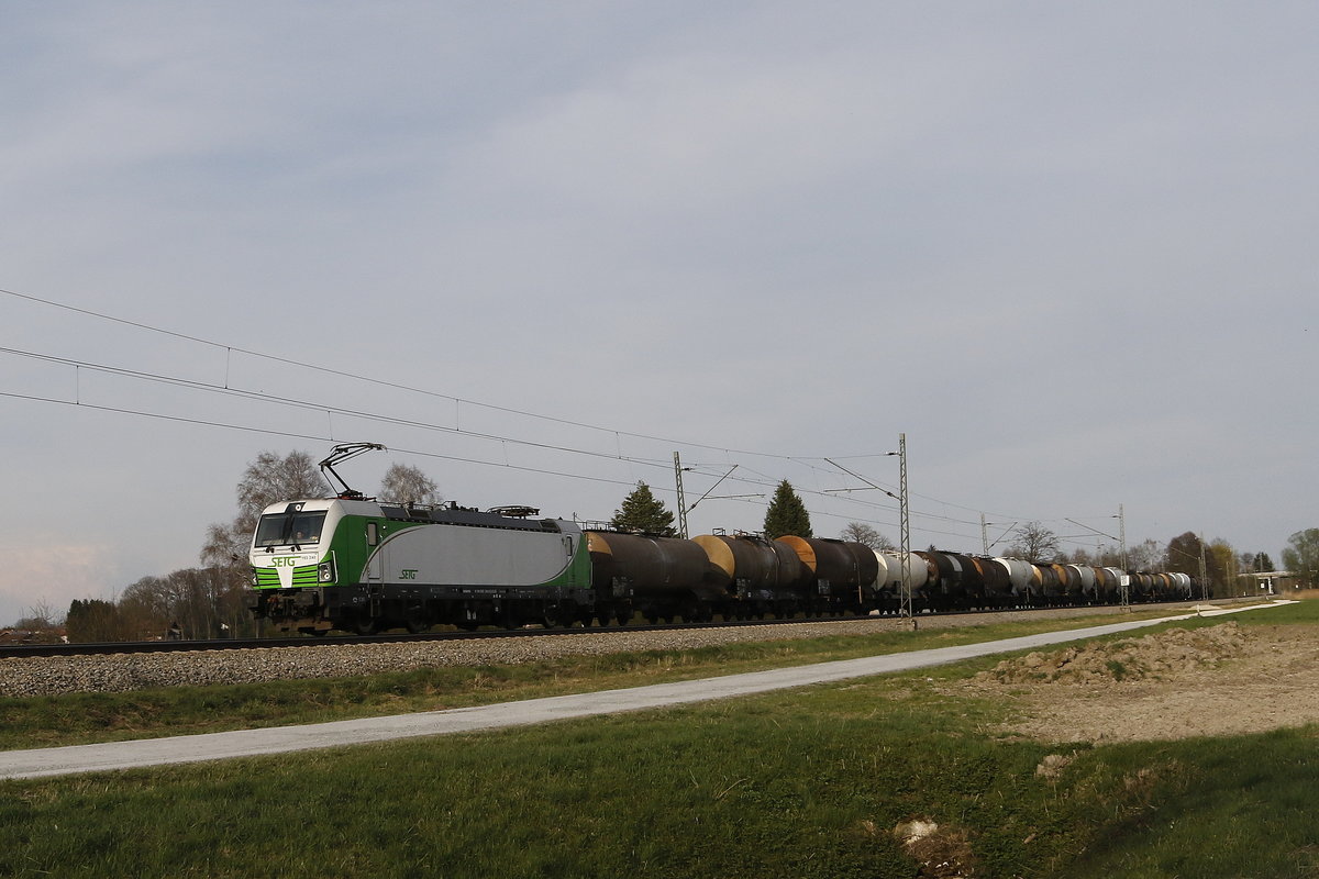 193 240 war am 2. April 2017 bei �bersee mit einem Kesselwagenzug in Richtung M�nchen unterwegs.