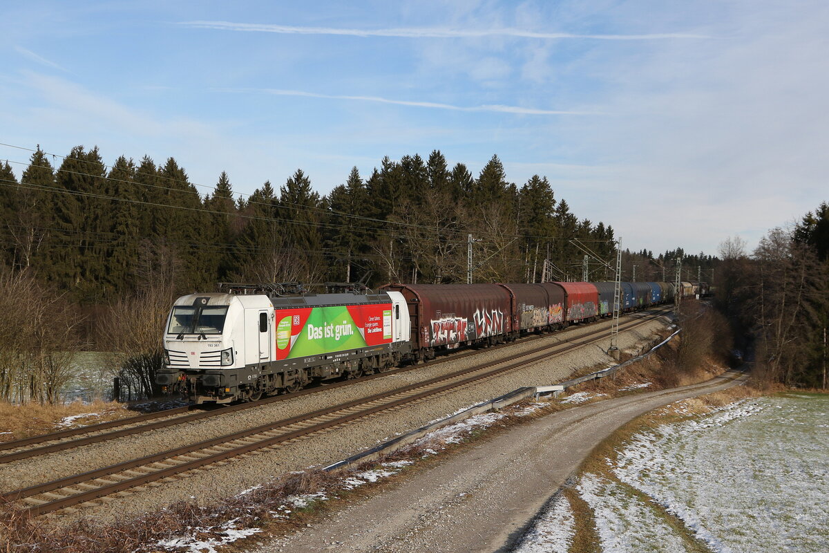 193 361  Das ist gr�n  war am 7. Januar 2022 mit einem gemischten G�terzug bei Grabenst�tt im Chiemgau in Richtung M�nchen unterwegs.