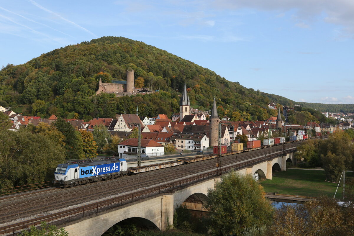 193 537 von  BoxXpress  mit einem Containerzug am 10. Oktober 2022 bei Gem�nden am Main.