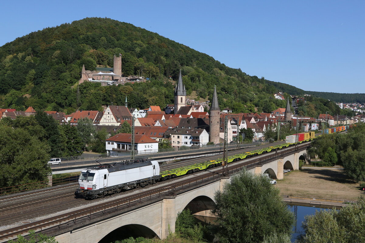 193 598 mit einem sehr schwach beladenem Containerzug am 8. August 2022 bei Gem�nden.