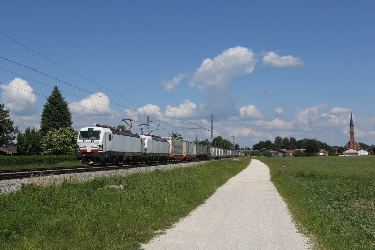 193 599 & 193 960 mit dem  Ekol  aus Salzburg kommend am 11. Juni 2021 bei �bersee am Chiemsee.