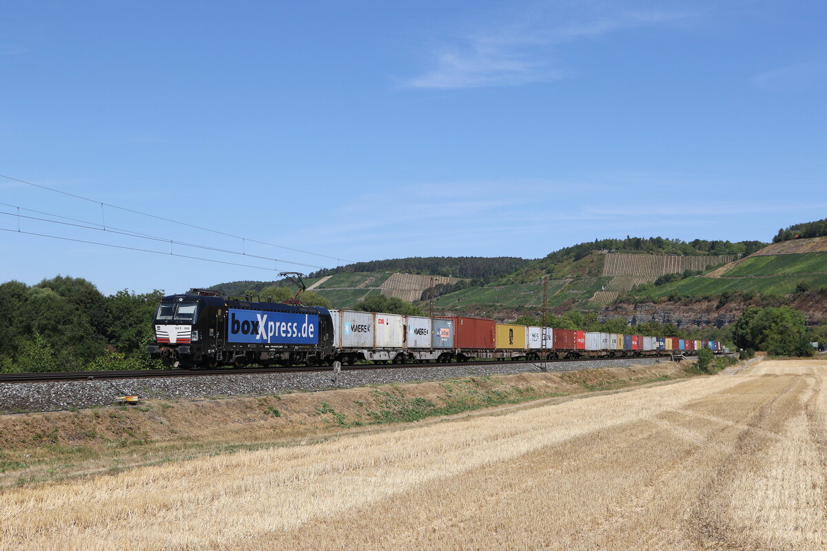 193 608 von  BoxXpress2 mit einem Containerzug aus Gem�nden kommend am 8. August 2022 bei Himmelstadt am Main.