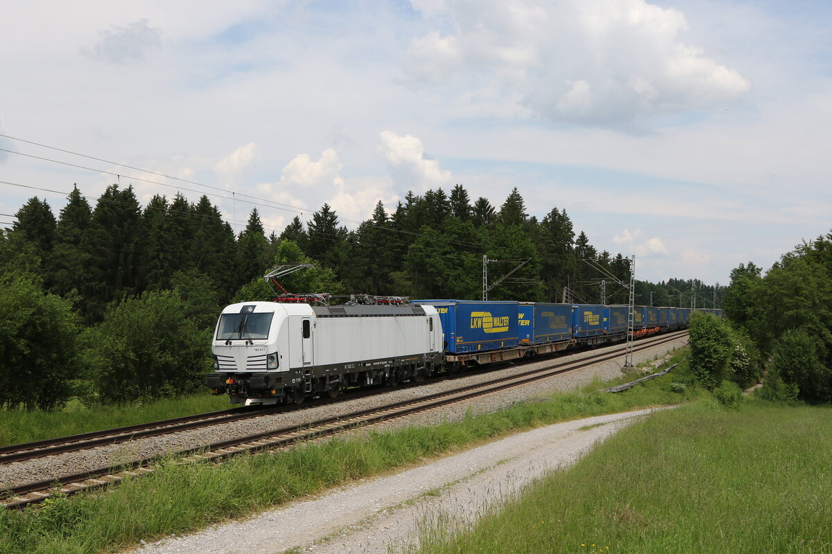 193 617 war mit dem  Walter-KLV  am 8. Juni 2021 bei Grabenst�tt in Richtung M�nchen unterwegs.