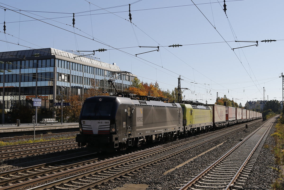 193 669 und 193 xxx mit dem  Mars- Zug am 16. Oktober 2018 in M�nchen-Heimeranplatz.