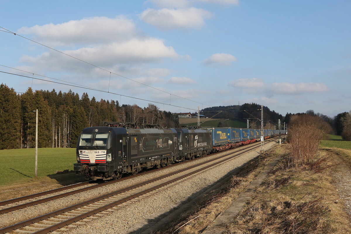 193 710 und 193 709 waren mit dem  WALTER-KLV  am 12. Februar 2023 bei H�tt im Chiemgau in Richtung M�nchen unterwegs.