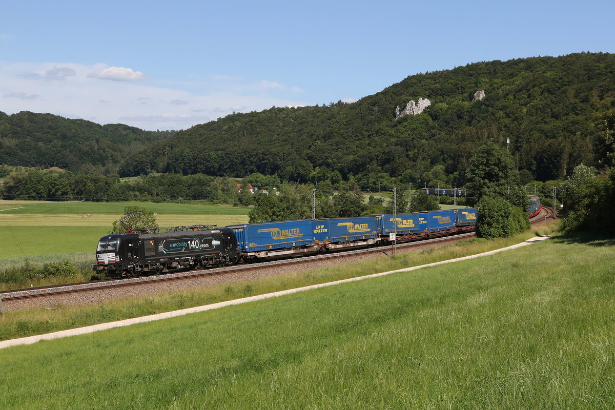 193 710 mit dem  Walter-Zug  am 24. Juni 2020 aus Ingolstadt kommend bei Dollnstein im Altm�hltal.