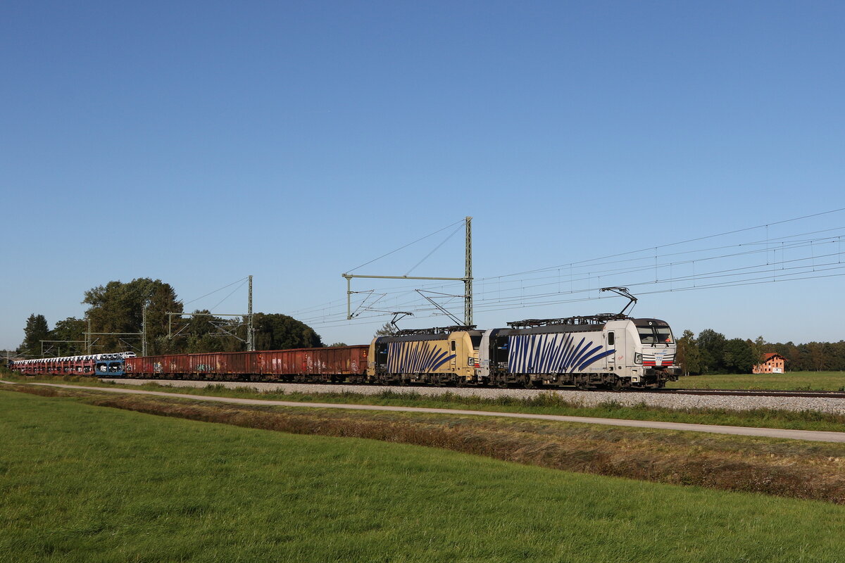 193 772 & 193 777 waren am 25. September 2021 mit einem gemischten G�terzug bei �bersee am Chiemsee in Richtung Salzburg unterwegs.