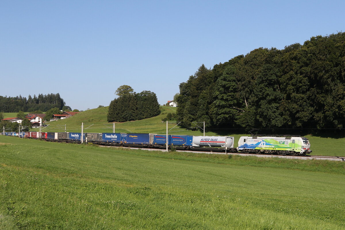193 774  20 Jahre Quality on Rail  mit einem  KLV  aus M�nchen kommend am 22. August 2023 bei Axdorf/Traunstein.