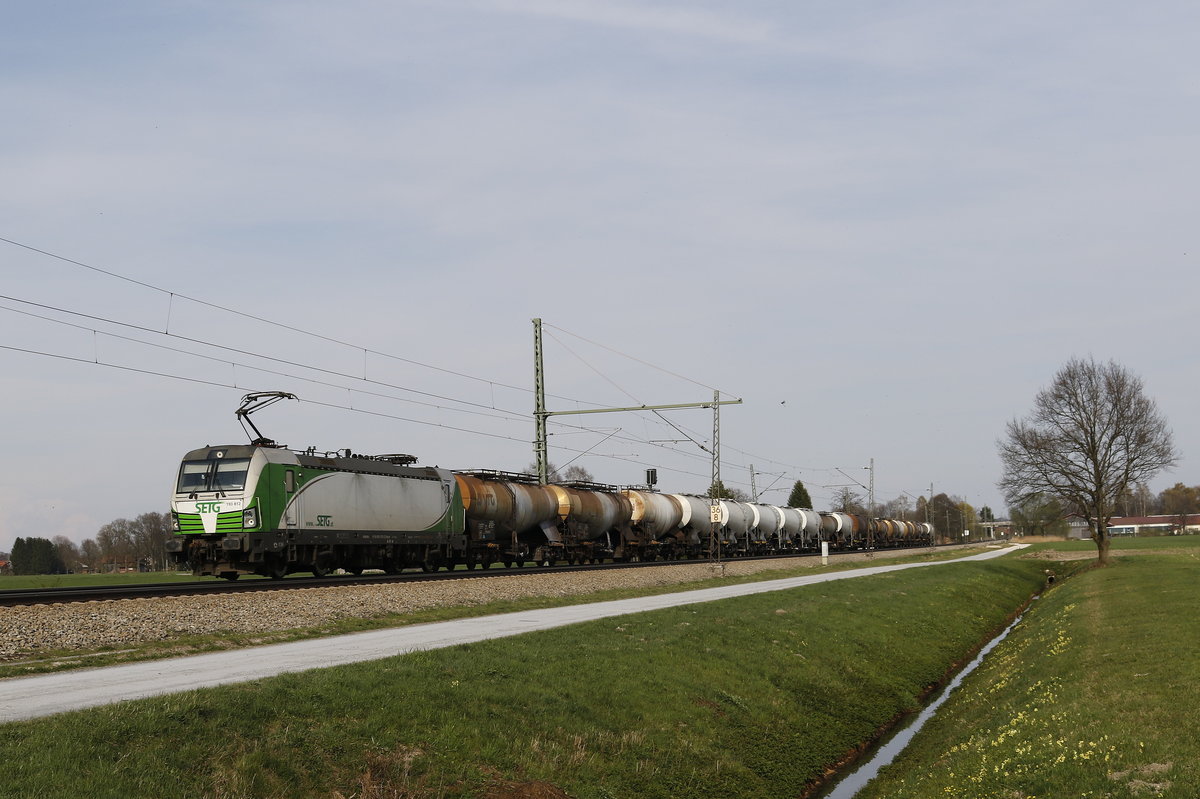 193 812 mit einem Kesselwagenzug am 2. April 2017 bei �bersee am Chiemsee.