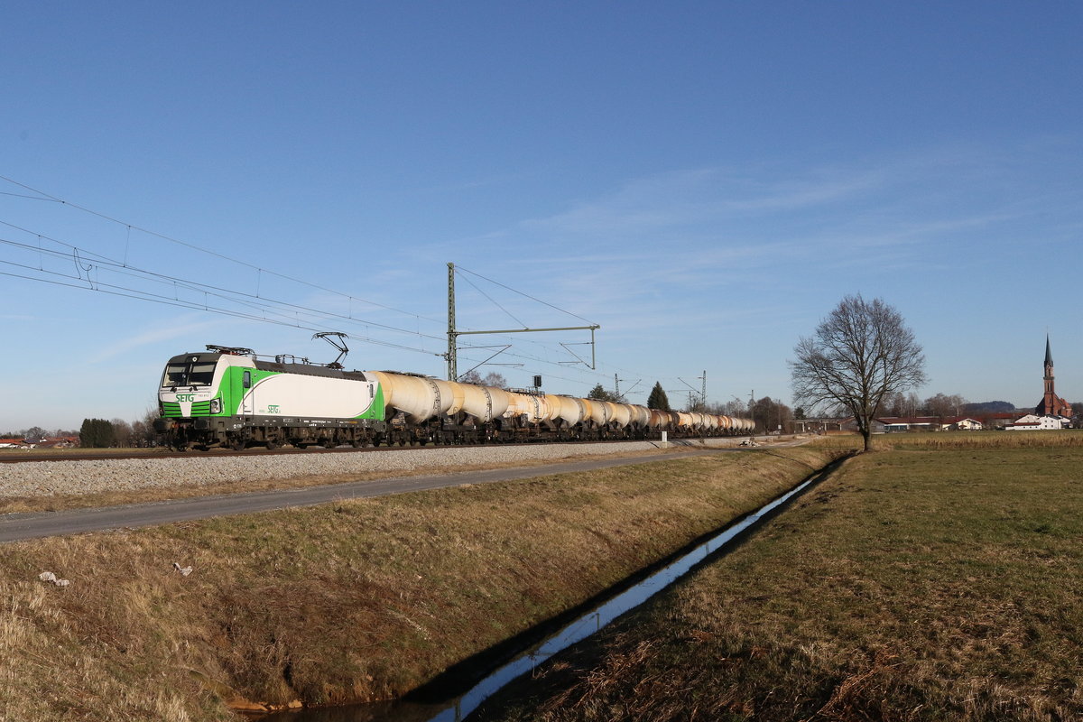 193 812 mit einem Kesselwagenzug aus Salzburg kommend am 12. Januar 2020 bei �bersee am Chiemsee.