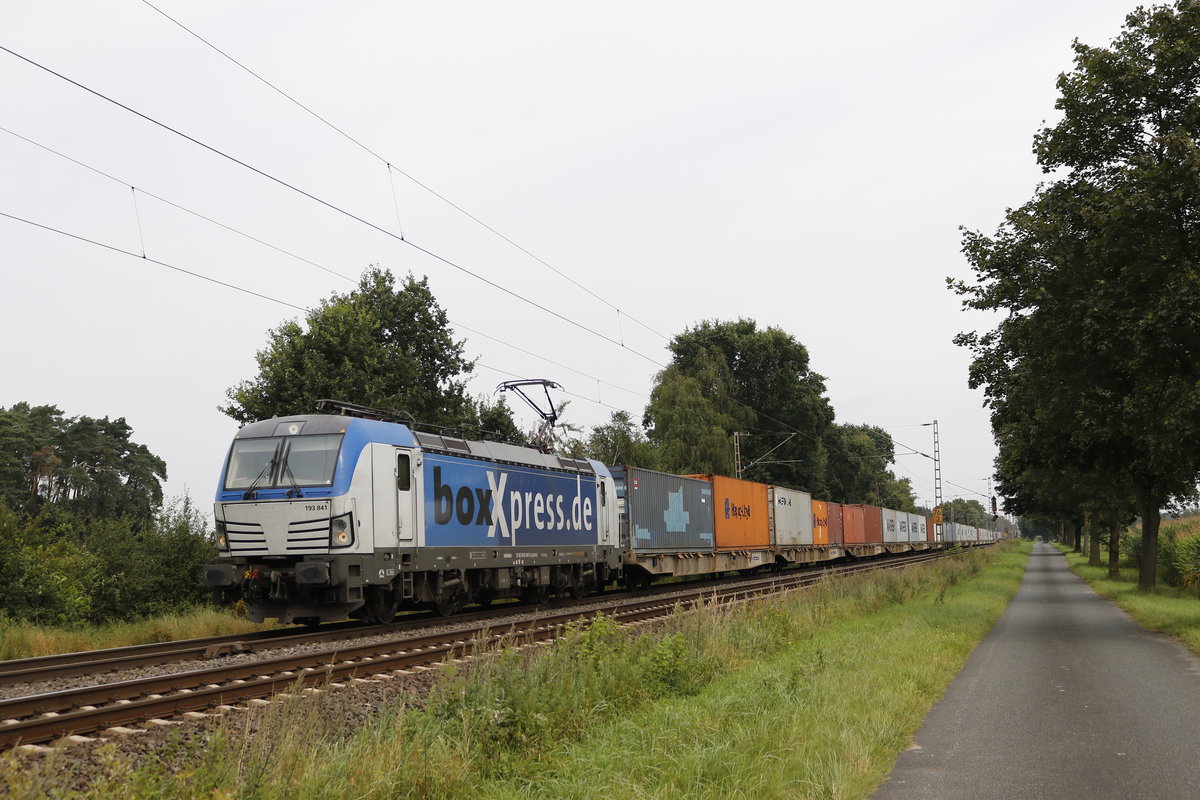 193 841 mit einem Autozug am 17. August 2017 bei D�rverden.